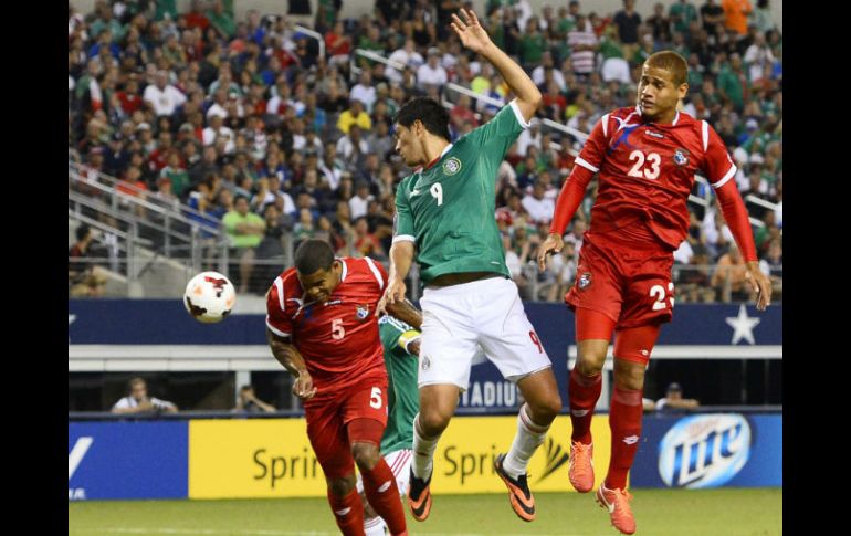 El jugador panameño Román Torres anota el gol que le dio la victoria a su equipo. EFE /