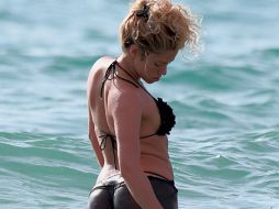 Shakira es fotografiada mientras disfruta de las playas de Hawai junto a Gerard Piqué. ESPECIAL /