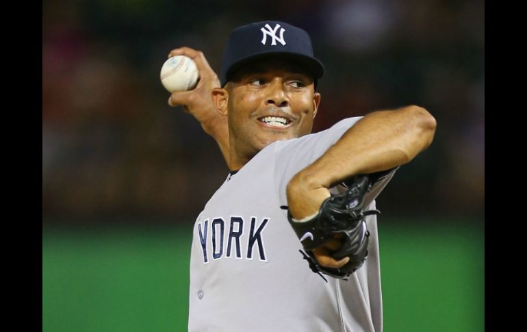 Rivera corrió del Rangers Ballpark hacia el Cowboys Stadium para apoyar a sus paisanos. AFP /