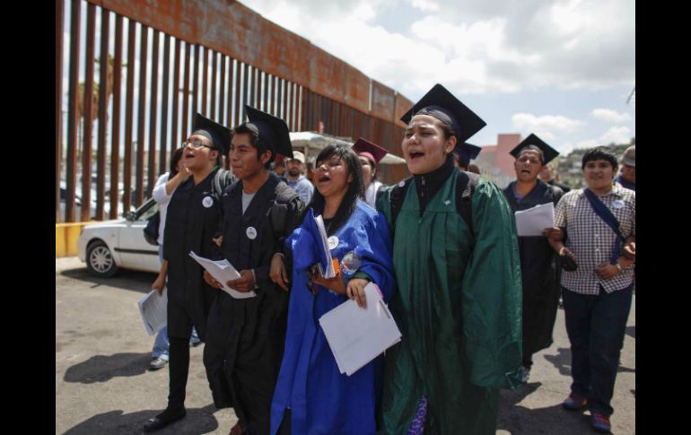 Los ''dreamers'' buscaban entrar a EU desde México en desafío de las leyes de migración. ARCHIVO /