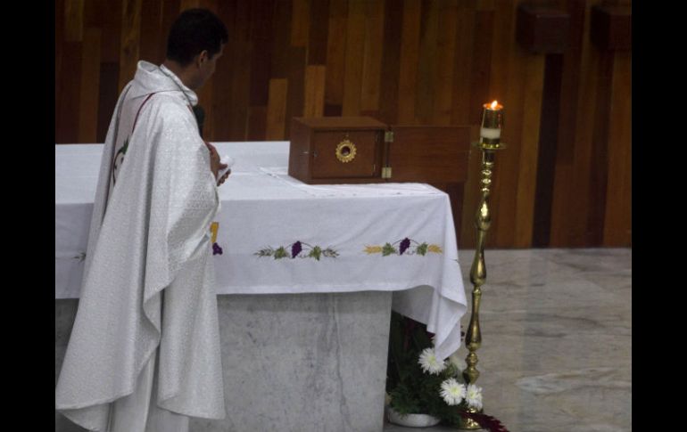 El sacerdote afirma que la Iglesia no ha promovido fenómenos como los de la hostia sangrante, pero sí investigado. ARCHIVO /