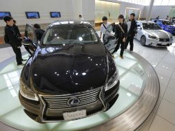 El nuevo Toyota Lexus LS600hL es una de las más recientes creaciones de la compañía. AP /