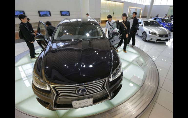 El nuevo Toyota Lexus LS600hL es una de las más recientes creaciones de la compañía. AP /