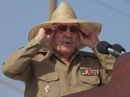 El presidente Raúl Castro, vestido con su uniforme de general, pero con un  sombrero campesino de paja para protegerse del sol. AP /