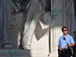 El Monumento a Lincoln quedó cerrado al público luego que alguien lo manchó de pintura verde. AP /