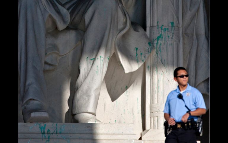 El Monumento a Lincoln quedó cerrado al público luego que alguien lo manchó de pintura verde. AP /