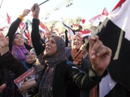 Miles de seguidores y detractores salen a las calles de Egipto en una jornada de protestas que termina con cinco muertos. EFE /