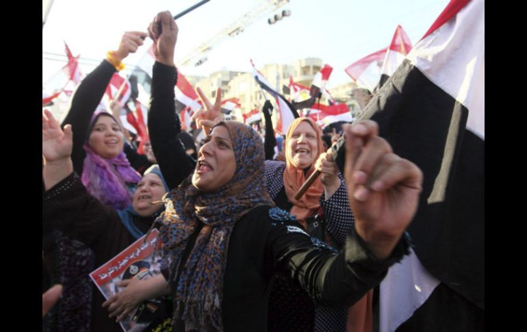 Miles de seguidores y detractores salen a las calles de Egipto en una jornada de protestas que termina con cinco muertos. EFE /