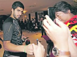 Suárez da autógrafos y se toma fotos con la afición de Bangkok. AFP /