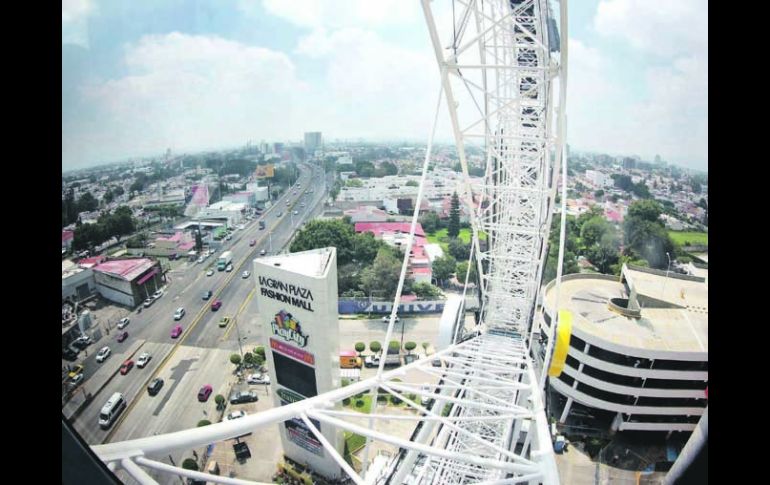 Vista panorámica. La Rueda de la Fortuna dispone de 42 góndolas, con aire acondicionado y botón de emergencia. EL INFORMADOR /