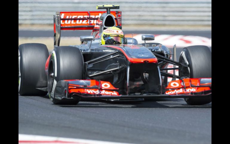 Sergio Perez durante la primera sesión de entrenamientos libres en el circuito de Mogyorod. EFE /