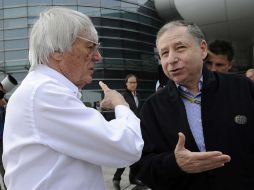 El propietario de la F1, Bernie Ecclestone (I), conversa con el presidente de la FIA, Jean Todt (D) en un encuentro anterior. ARCHIVO /