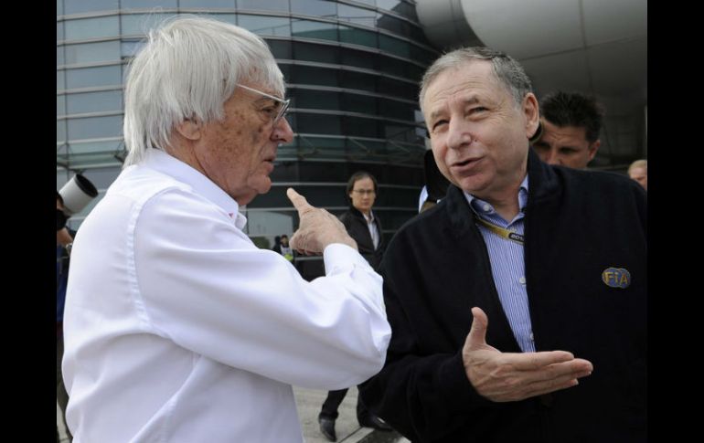 El propietario de la F1, Bernie Ecclestone (I), conversa con el presidente de la FIA, Jean Todt (D) en un encuentro anterior. ARCHIVO /