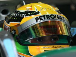 El corredor británico, Lewis Hamilton se detiene en los pits durante la sesión de práctica en la pista húngara. AFP /