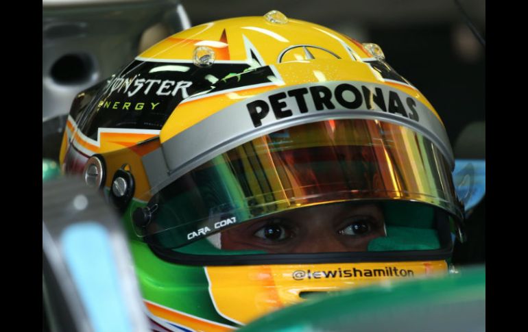 El corredor británico, Lewis Hamilton se detiene en los pits durante la sesión de práctica en la pista húngara. AFP /