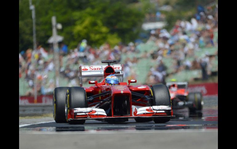 Fernando Alonso, de la escudería Ferrari, durante la sesión de entrenamientos en el circuito de Mogyorod, Budapest. EFE /