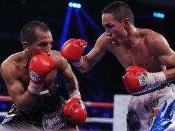 Juan Francisco 'Gallo' Estrada (der) fue contudente a la hora buena para ganar al filipino Melindo. AFP /