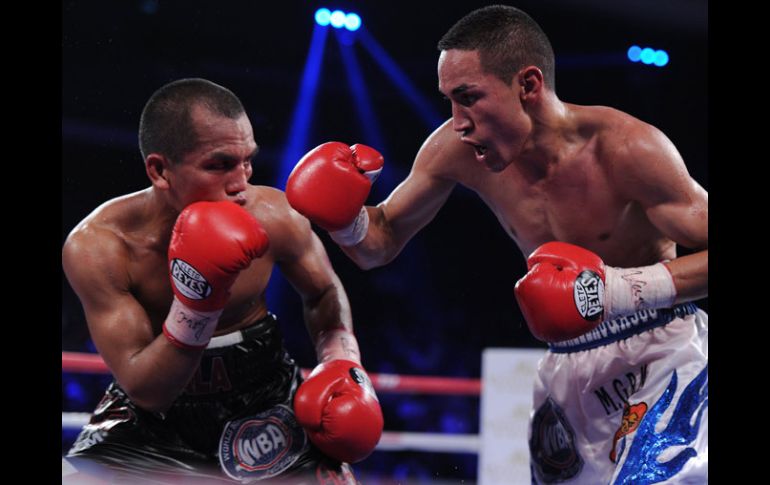 Juan Francisco 'Gallo' Estrada (der) fue contudente a la hora buena para ganar al filipino Melindo. AFP /