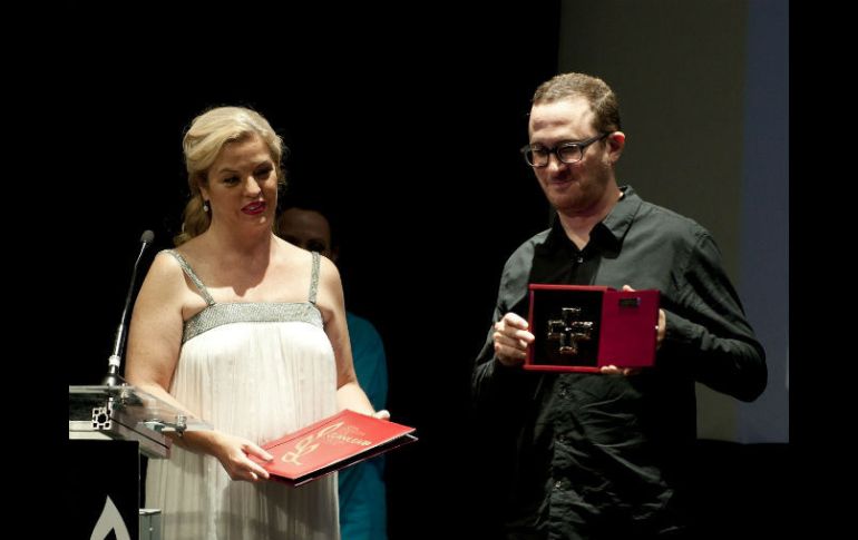 El cineasta Darren Aronofsky recibió la Cruz de Plata en reconocimiento a su trabajo. EFE /