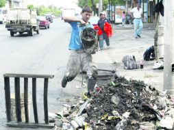 El SIAPA estima que si la población desistiera de tirar basura en la calle, las inundaciones se reducirían casi la mitad. ARCHIVO /