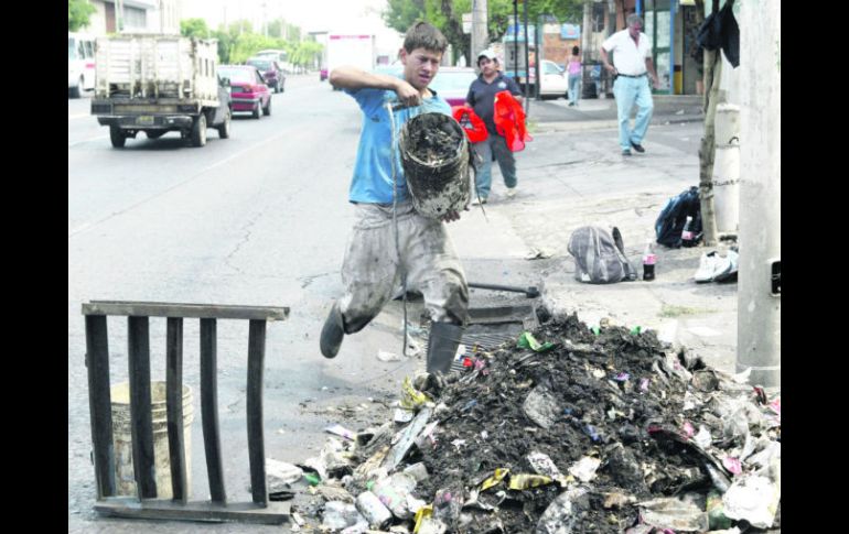 El SIAPA estima que si la población desistiera de tirar basura en la calle, las inundaciones se reducirían casi la mitad. ARCHIVO /