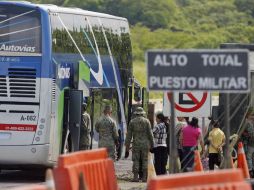 Elementos del Ejército nacional inspeccionaron todo vehículo que circulaba sobre la carretera Siglo XXI. SUN /