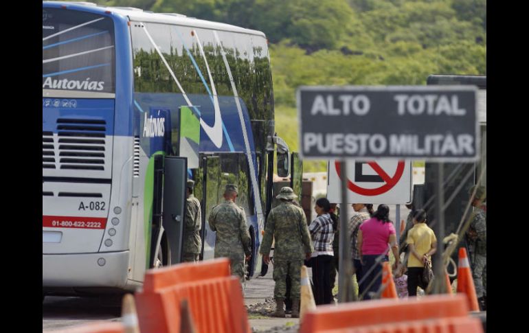 Elementos del Ejército nacional inspeccionaron todo vehículo que circulaba sobre la carretera Siglo XXI. SUN /