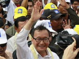 El líder opositor del Partido de Salvación Nacional de Camboya (PRNC), Sam Rainsy (c). EFE /