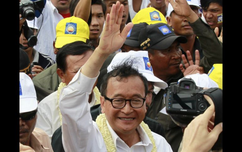 El líder opositor del Partido de Salvación Nacional de Camboya (PRNC), Sam Rainsy (c). EFE /