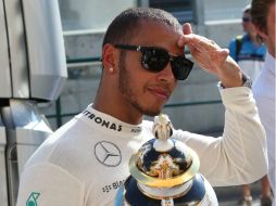 Hamilton termina feliz y agradecido con sus compañeros. AFP /