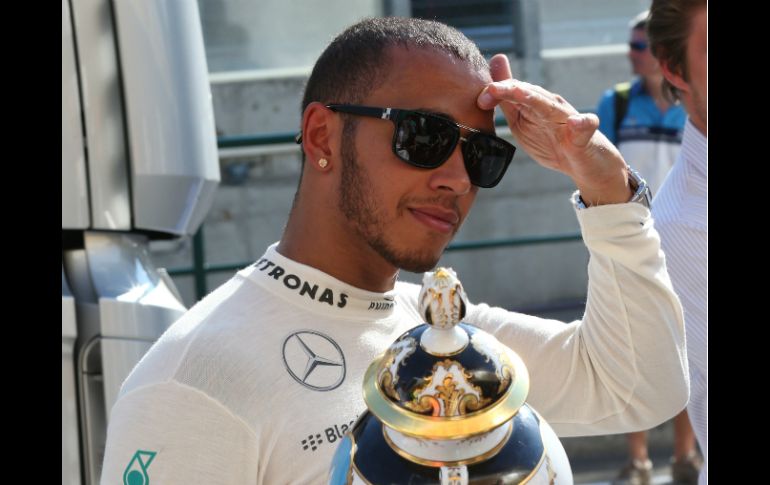 Hamilton termina feliz y agradecido con sus compañeros. AFP /