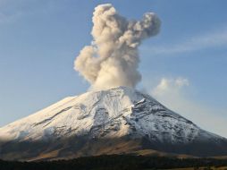 Con una altitud de 5 mil 452 metros sobre el nivel del mar, el Popocatépetl es uno de los 14 volcanes activos del país. ARCHIVO /