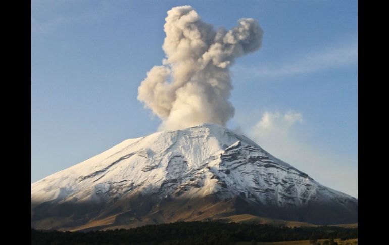 Con una altitud de 5 mil 452 metros sobre el nivel del mar, el Popocatépetl es uno de los 14 volcanes activos del país. ARCHIVO /