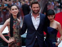 La actriz Tao Okamoto (i), Hugh Jackman (c) y Rila Fukushima. AFP /