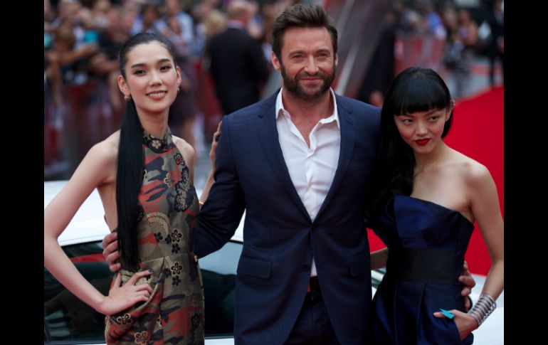 La actriz Tao Okamoto (i), Hugh Jackman (c) y Rila Fukushima. AFP /