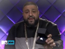 El DJ Khaled muestra el anillo con el que propuso matrimonio a Minaj. ESPECIAL /