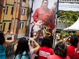 Con consignas como ''¡Chávez vive!'' los venezolanos festejan el cumpleaños del comandante Hugo Chávez. EFE /