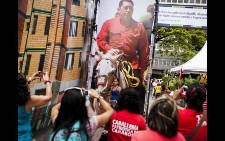 Con consignas como ''¡Chávez vive!'' los venezolanos festejan el cumpleaños del comandante Hugo Chávez. EFE /