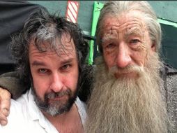 El director al lado junto a Ian McKellen, ''Gandalf'', en una de las fotografías compartidas en las redes sociales. ESPECIAL /