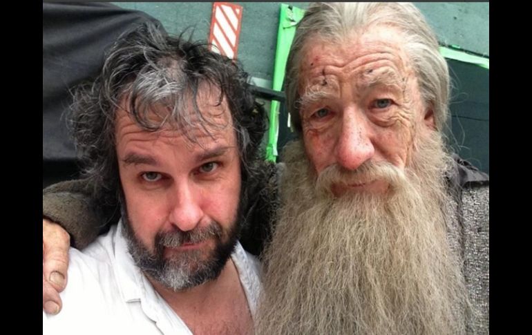 El director al lado junto a Ian McKellen, ''Gandalf'', en una de las fotografías compartidas en las redes sociales. ESPECIAL /