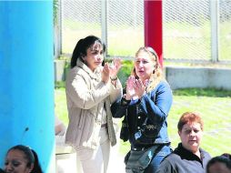 Sandra Ávila Beltrán (izquierda) recibió una sentencia de 70 meses, misma que ya cumplió tras ser detenida en 2007. EFE /