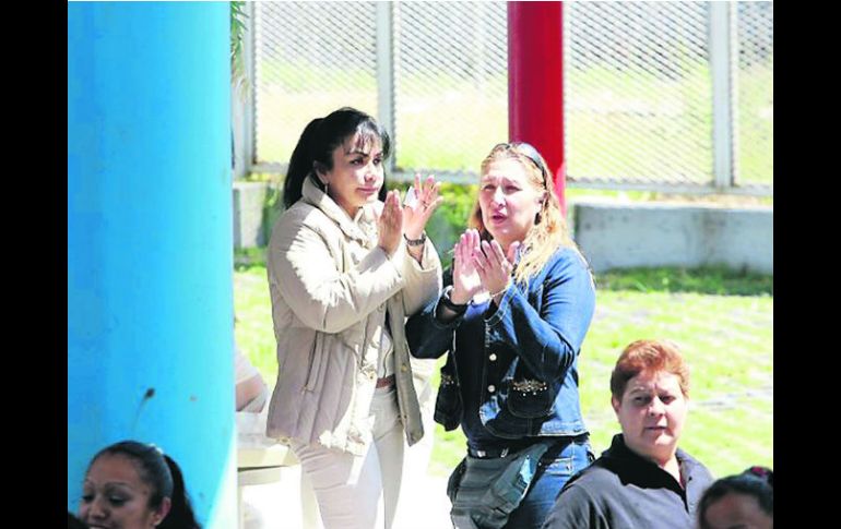 Sandra Ávila Beltrán (izquierda) recibió una sentencia de 70 meses, misma que ya cumplió tras ser detenida en 2007. EFE /