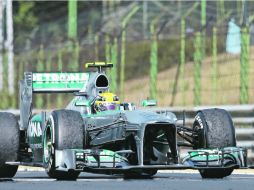 Cátedra. Lewis Hamilton logró que los neumáticos soportaran el intenso calor de la pista, lo cual fue vital para el triunfo. AFP /