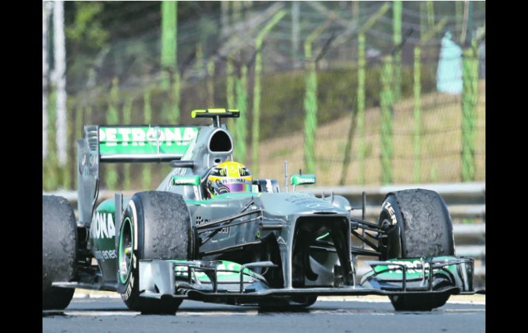 Cátedra. Lewis Hamilton logró que los neumáticos soportaran el intenso calor de la pista, lo cual fue vital para el triunfo. AFP /