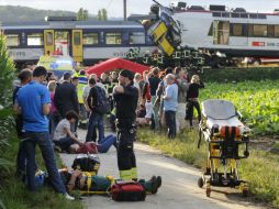 Al sitio acuden bomberos, ambulancias, helicópteros y policías. EFE /