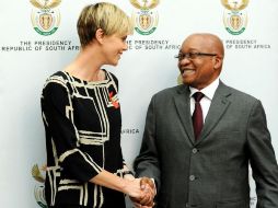 Charlize Theron y el presidente sudafricano Jacobo Zuma. AFP /