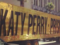 Katy Perry elige un camión dorado con su nombre escrito, para anunciar la salida de su nuevo disco. ESPECIAL /