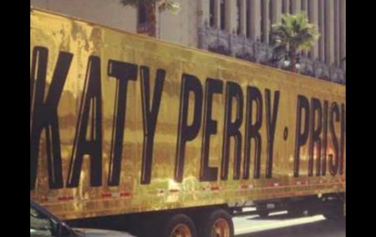 Katy Perry elige un camión dorado con su nombre escrito, para anunciar la salida de su nuevo disco. ESPECIAL /