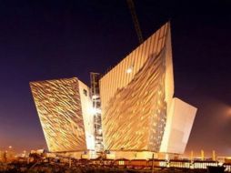 El Titanic Belfast se sitúa en el llamado Barrio del Titanic, junto a los astilleros de Hartland & Wolf, donde se construyó el buque. ESPECIAL /