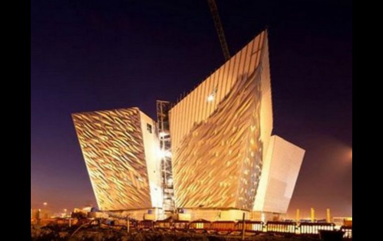 El Titanic Belfast se sitúa en el llamado Barrio del Titanic, junto a los astilleros de Hartland & Wolf, donde se construyó el buque. ESPECIAL /